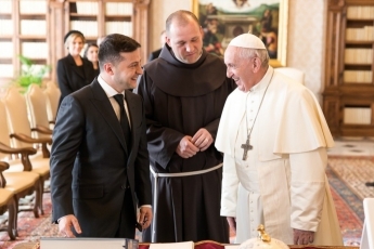Зеленский попросил помощи у Папы римского Франциска