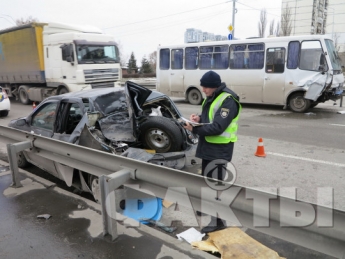 Маршрутка с пассажирами протаранила легковушку на Житомирском шоссе: эксклюзивные фото с места ДТП