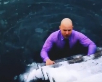 В Мелитополе бизнесмен провалился под лед (видео)