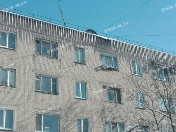 В Мелитополе на крышах домов выросли огромные сосульки (фото)
