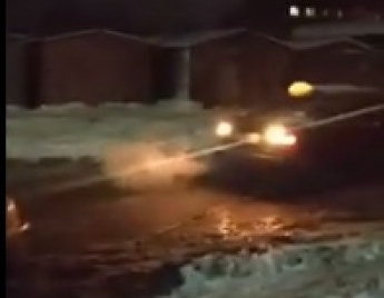 В Мелитополе такси вытаскивали из западни (видео)