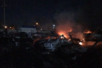 В Одессе на штрафплощадке за ночь сгорели десятки авто: фото и подробности ЧП