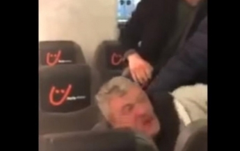 Во Львове в самолете избили пьяного пассажира (видео 18+)