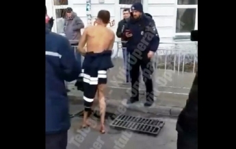 Киевские спасатели достали из канализации голого мужчину (видео 18+)