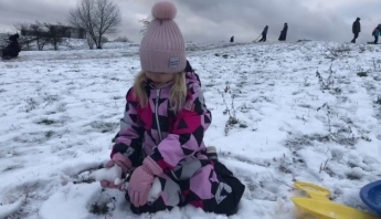 Суровая запорожская зима: дети катаются на грязевых горках (ВИДЕО)