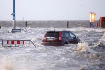 Погибли люди: Европу потрепал разрушительный ураган Киара. Фото и видео последствий