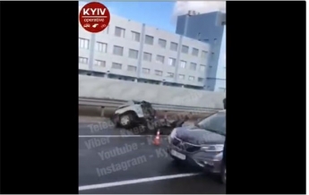 Под Киевом легковушку разорвало пополам (видео 18+)