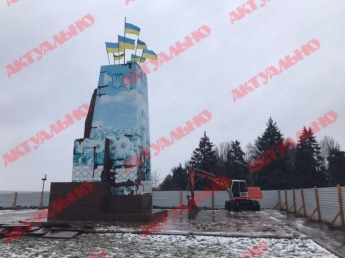 В Запорожье за снос постамента памятника Ленину заплатят 1,5 млн грн. (ФОТО, ВИДЕО)