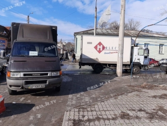 Водители в Мелитополе заблокировали движение пешеходам (фото)