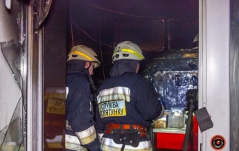 В центре Днепра произошел пожар в пивном магазине (фото)