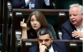 В Польше депутат Сейма показала оппозиции средний палец (фото)
