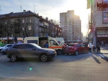 Появилось видео ДТП в Запорожье со "Скорой" на центральном проспекте