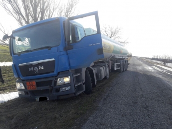 В Запорожской области спасатели достали из кюветов два грузовика (фото)
