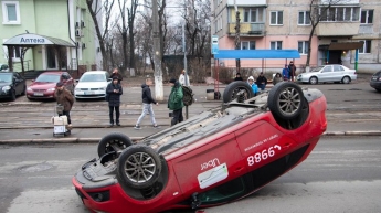 Хотел избежать ДТП: в Киеве на Отрадном перевернулся Seat