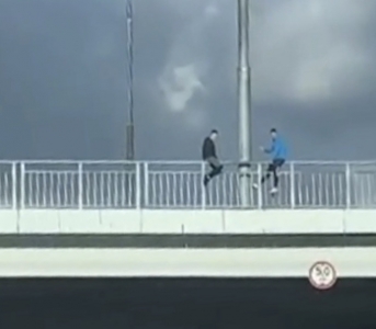 Подростки уселись на краю моста в Запорожье (видео)