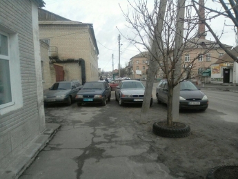 Автохамство в погонах - как автомобили возле Мелитопольской полиции паркуют (фото)