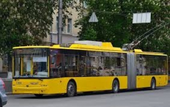 В Киеве водитель троллейбуса "подрезал" курьера на дороге и жестко поплатился, видео