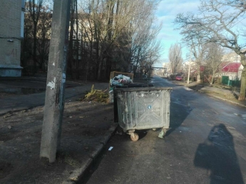 Вместе с машинами в Мелитополе по дороге ездят мусорные баки (фото)