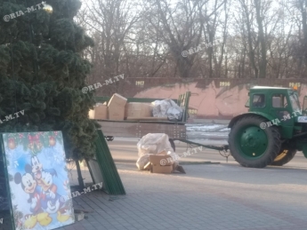 Праздники в Мелитополе закончились - коммунальщики убирают елки (фото)