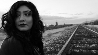 Девушка чудом осталась в живых, бросившись под поезд метро (видео)