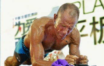 Американец в 62 года простоял в планке 8 часов (фото)