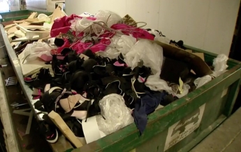В США выбросили кучу белья Victoria's Secret