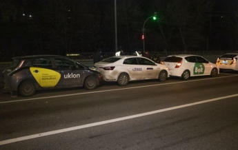 В Киеве столкнулись три автомобиля такси, есть пострадавший (фото)