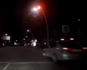 Почему пешеходам в Мелитополе опасно переходить дорогу даже на "зеленый" (видео)
