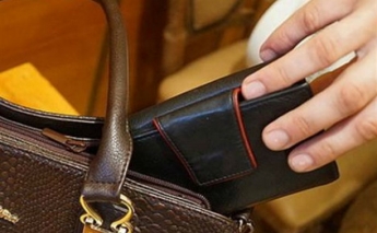 В Запорожской области полицейский во время незаконного обыска стащил кошелек с деньгами