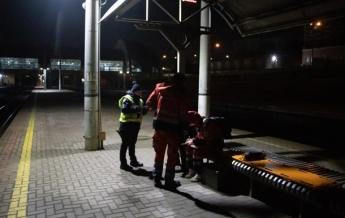 В Киеве возле железнодорожных путей нашли мертвого мужчину (фото, видео)