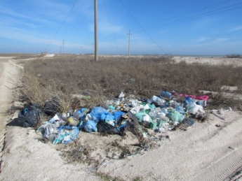 В Кирилловке показали, сколько мусора отдыхающие после сезона оставили (фото)