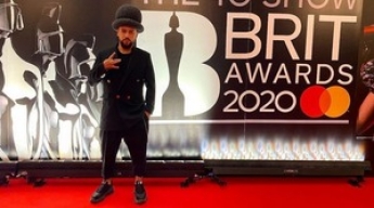 MONATIK засветился на премии BRIT Awards 2020 - но даже это не так круто, как его стильная шапка (фото)