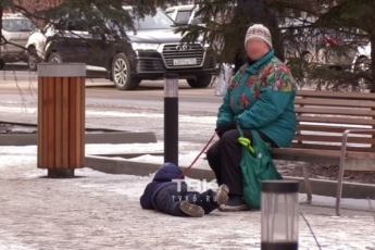 Как собаку: россиянка протянула ребенка в слезах по тротуару за "поводок". Видео