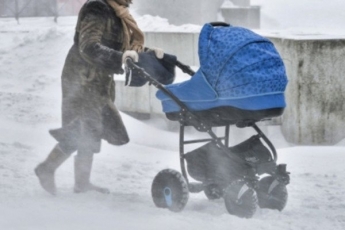Коляску замело снегом: в Черкасской области пьяная мать бросила младенца посреди улицы