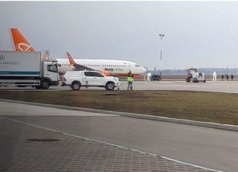 В аэропорту Борисполь приземлился самолет из Уханя (видео)