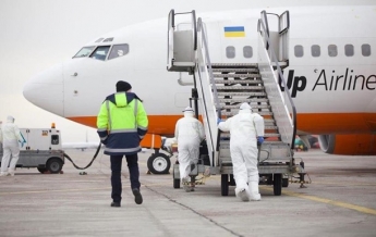 Самолет с эвакуированными прилетел в Харьков (видео)