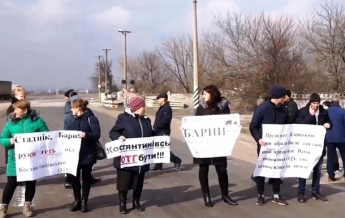 Жители Николаевской области перекрыли дорогу (фото, видео)
