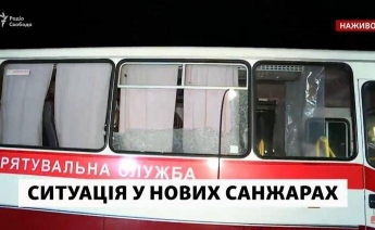 Автобусы разбиты камнями: украинцы из Уханя "прорвались" в санаторий Новых Санжар. Фото и видео