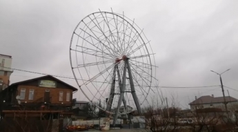 На запорожском курорте разбирают колесо обозрения (видео)