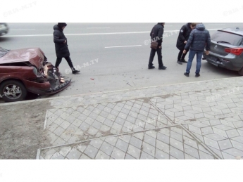 В Мелитополе ВАЗ въехал в припаркованный БМВ (фото, видео)