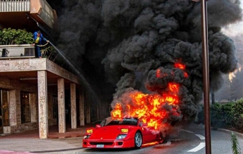 Мужчина тушил горящую Ferrari с балкона (видео)