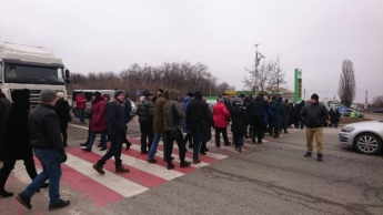 Под Запорожьем назревает бунт: сотни людей перекрыли трассу (ФОТО, ВИДЕО)