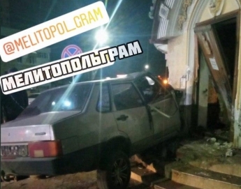 Дважды в одну "воронку" - в Мелитополе второй автомобиль влетел в один и тот же ресторан (фото)