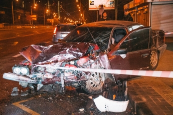 В Киеве водитель под наркотиками протаранил остановку с людьми. Фото и видео с места