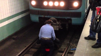 ЧП в метро: в Киеве человек упал под поезд