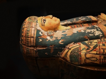 В Англии во вскрытом древнем саркофаге нашли тайное послание