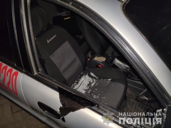 В Мелитополе хулиганы избили полицейского и разбили служебные автомобили (фото)