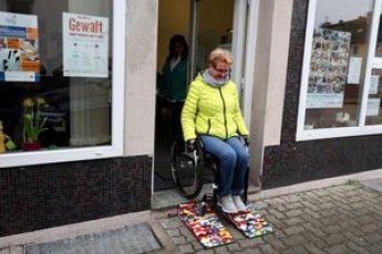 Жінка, яка не може самостійно ходити, вирішила допомогти таким самим людям, як вона (фото)
