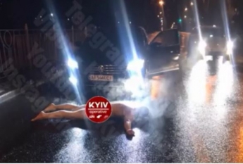 В Киеве голый водитель в неадекватном состоянии устроил "истерику" на дороге. Видео 18 +