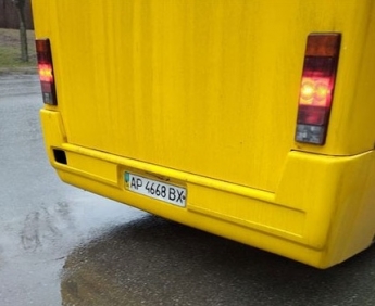 В Запорожье в маршрутке водитель зажал женщине руку и она бежала за автобусом